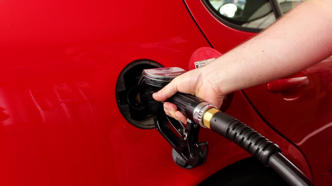 Reportan baja en el precio del litro de gasolina y del diésel en algunas estaciones del país