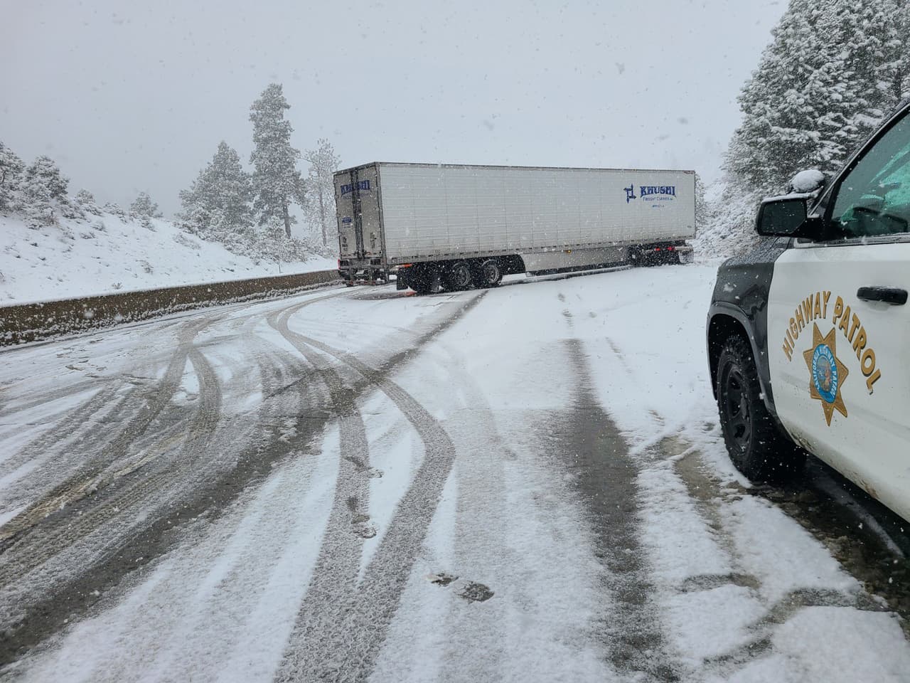 SACRAMENTO, California. – La primera tormenta invernal que afectará el norte del estado ya deja sus efectos, principalmente en las carreteras en las que se han registrado accidentes y fuertes nevadas.