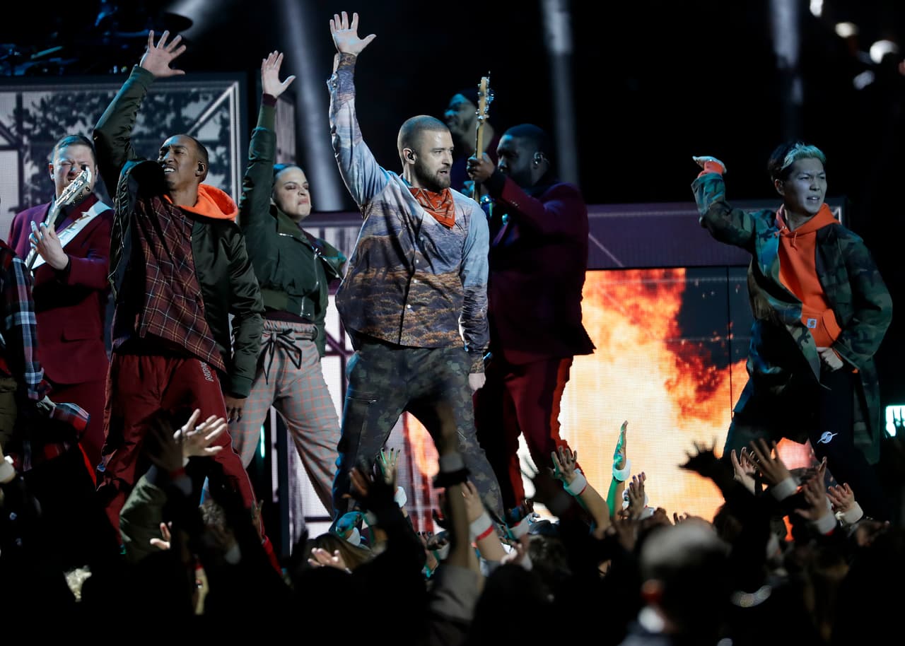El popular cantante se presentó en el show de medio tiempo del partido entre New England Patriots y Philadelphia Eagles con sus éxitos de hoy y siempre.