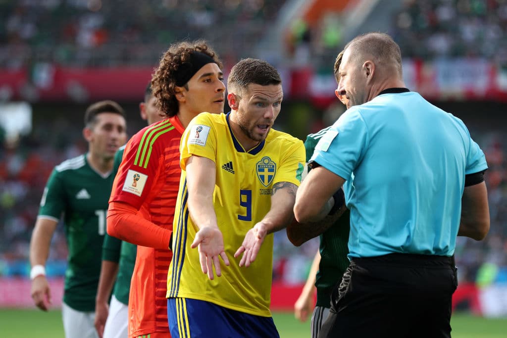 El segundo partido en el que pitó el árbitro nacido en Misiones, Argentina, fue el encuentro entre Suecia y México por la fase de grupos. Aquí recibiendo los reclamos de Markus Berg (9).