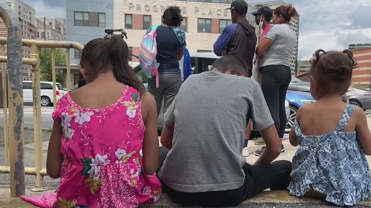 Indocumentados enviados a DC desde Texas tienen cita en corte de Inmigración... ¡en Dallas!