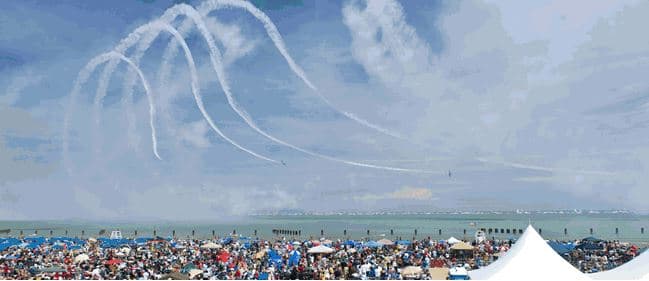 La ciudad de Chicago presenta a los Blue Angels de la Marina de los EEUU, que desplegará una demostración individual especial a lo largo de la orilla del lago Michigan el sábado 21 y domingo 22 de agosto del mediodía a 1:00 de la tarde.