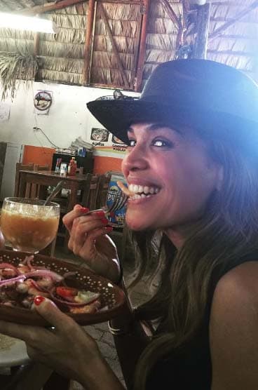 Karla Martínez se declaró fan de los deliciosos mariscos.