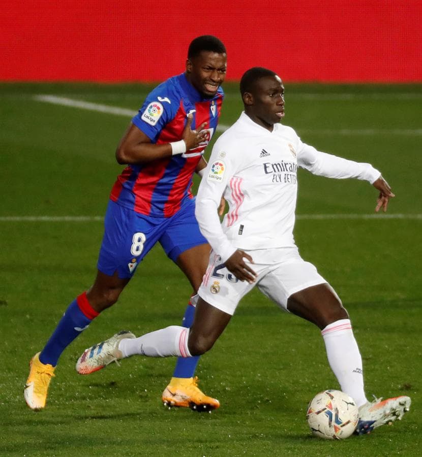 Real Madrid se impone ante el Eibar 3-1 en la Jornada 14 de LaLiga. Karim Benzemá abrió el marcador al minuto 6, cuando seguido cayó el gol de su compañero Luka Modric. Kike García, al minuto 28, anotaba el único tanto para los 'Armeros' y es hasta el minuto 92 cuando Lucas Vázquez pone la cereza en el pastel para el triunfo del equipo merengue.