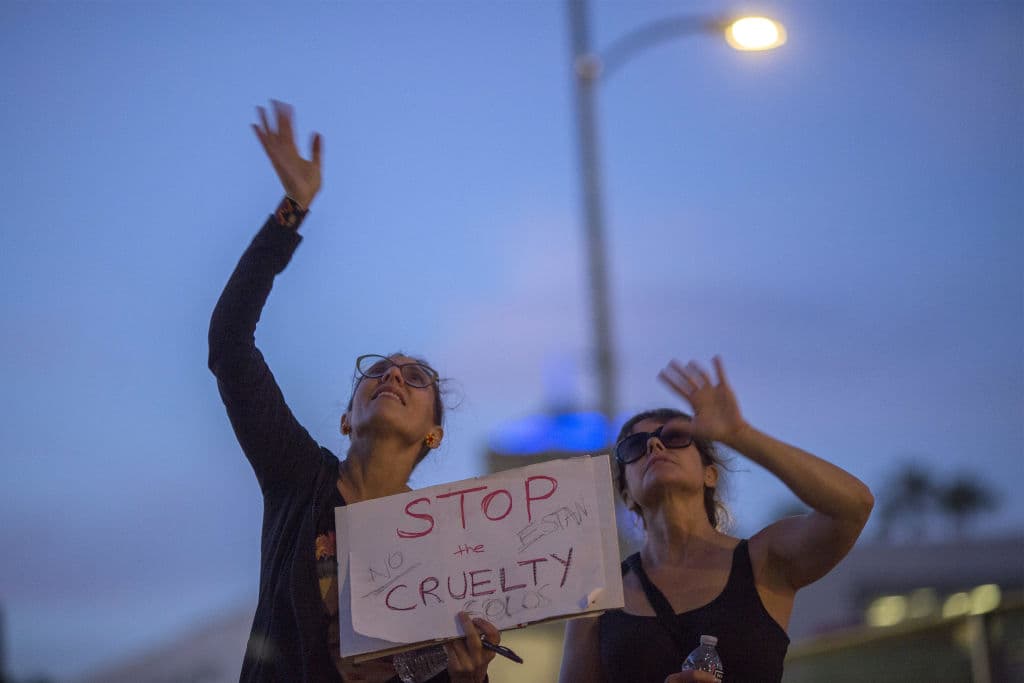 "No están solos" gritan estas mujeres a las afueras del centro de detención Metropolitan en Los Ángeles, hasta donde marcharon los manifestantes.
