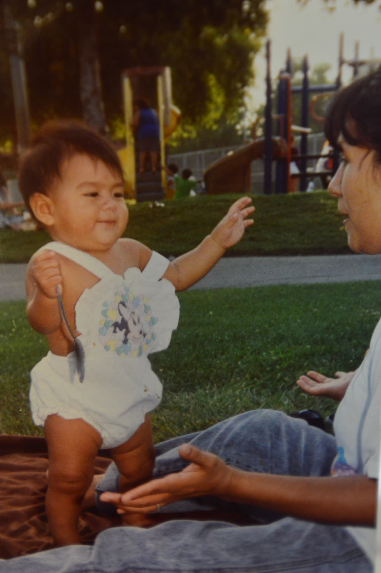 Nohemí aprendió a caminar sosteniendo una cuchara.