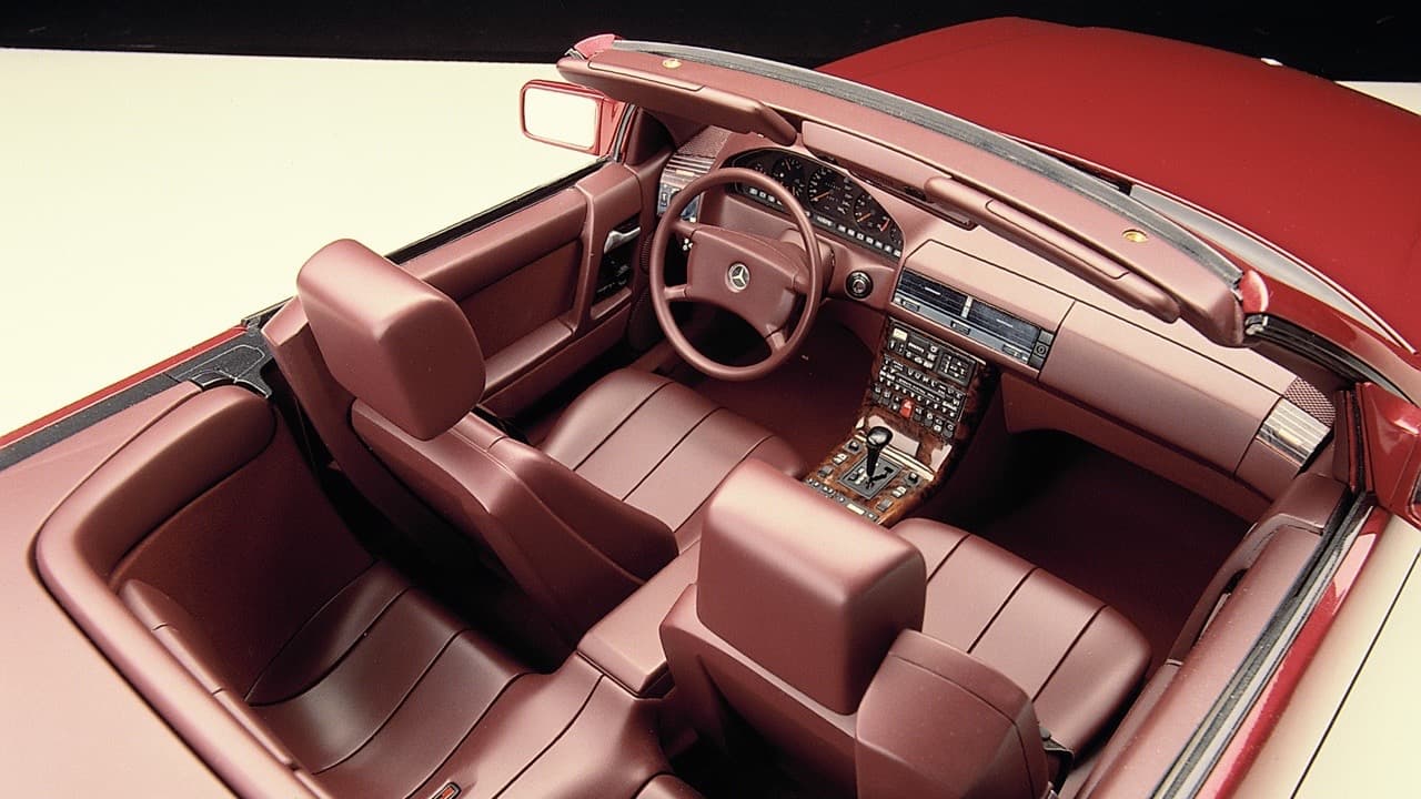 La cabina del R129 elevó la barra para el SL en materia de lujo y modernidad. El R129 contaba con bolsas de aire frontales para el conductor en el volante y el pasajero (la bolsa de aire en el volante ya había sido incorporada en la línea SL en 1986). La 
<b>princesa Diana de Gales</b> se cuneta entre una de sus dueñas más famosas.