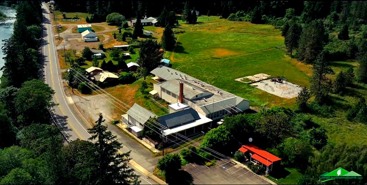 Si tienes 3.5 millones de dólares ya puedes ser el dueño de tu propio pueblo en EEUU. Tiller es una comunidad del suroeste de Oregon que está en venta y, según
<b> reportó AP</b>, 
<b><a href="http://hosted2.ap.org/APDEFAULT/386c25518f464186bf7a2ac026580ce7/Article_2017-04-21-US-Town-for-Sale/id-edaeef2964f94277b81d9cfab549a412" target="_blank">un comprador potencial </a></b>se ha presentado aunque aún permanece anónimo. En la foto, una vista aérea de una parte de esta localidad.