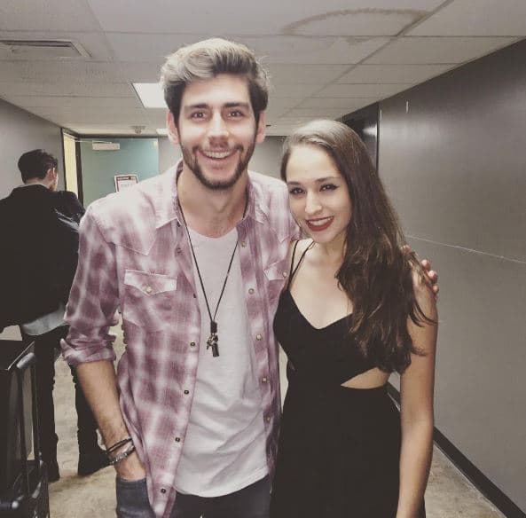 También ha compartido con el cantante español Alvaro Soler.