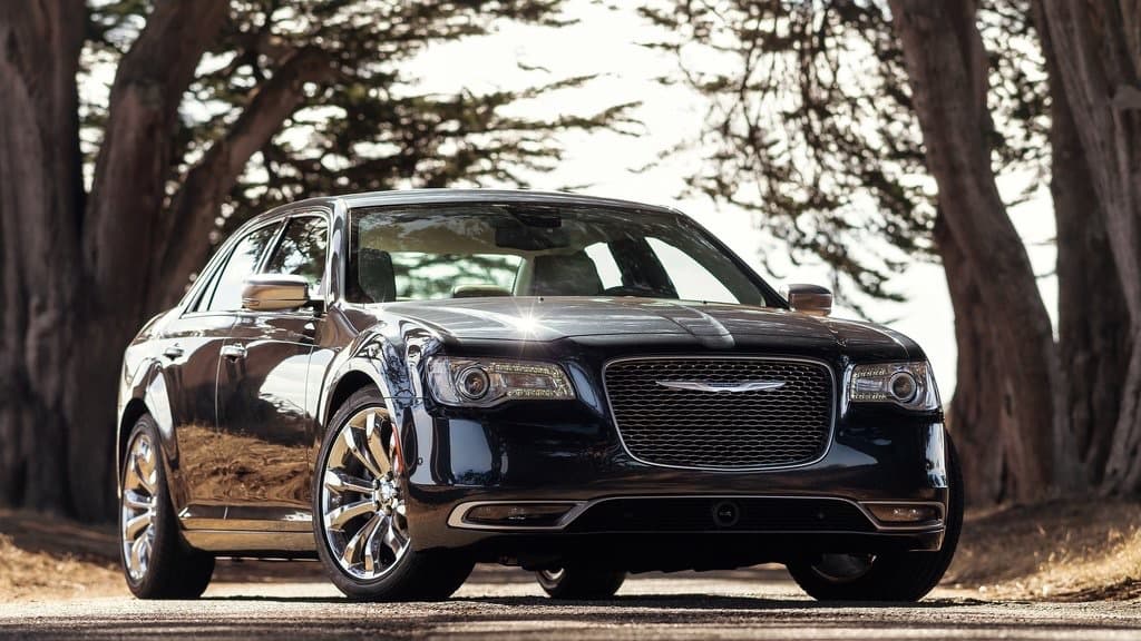 <b>Chrysler 300</b>:
<br>
<br>El imponente sedán grande de Chrysler es construido por Fiat Chrysler exclusivamente en su planta de la localidad de 
<b>Brampton en la provincia canadiense de Ontario</b>.