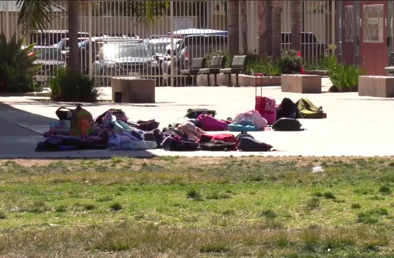 Y la escuela primaria Lowell ubicada en la calle Flower.