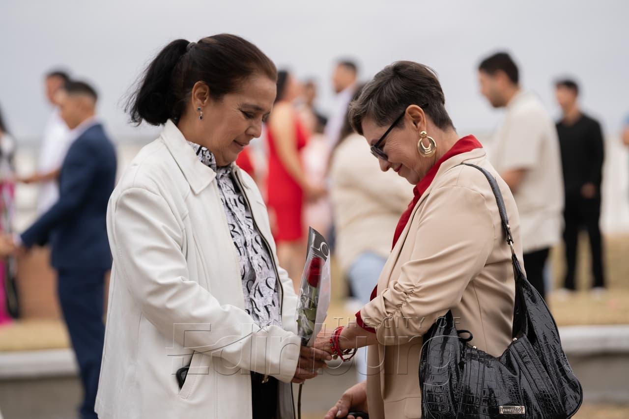Cada pareja llevó sus anillos a intercambiar, dijeron sus votos y celebraron al final en una fiesta en la que solo se celebra el amor.