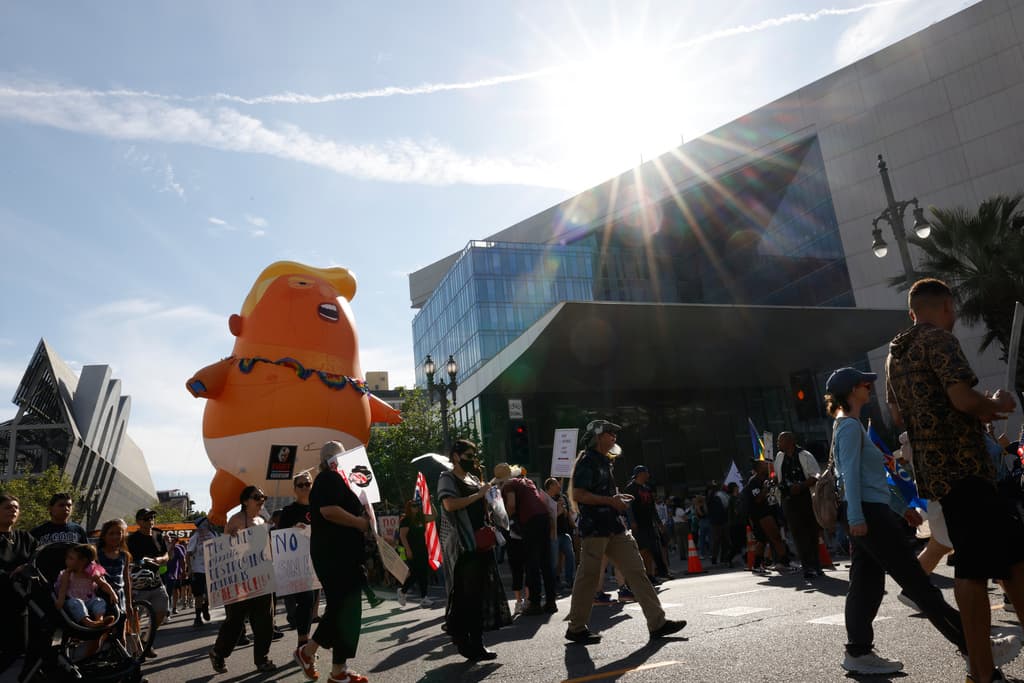 Autoridades locales y federales han señalado en comunicados previos a este tipo de eventos que agresiones a agentes, lanzamiento de objetos o bloqueos de accesos a instalaciones federales pueden derivar en detenciones.