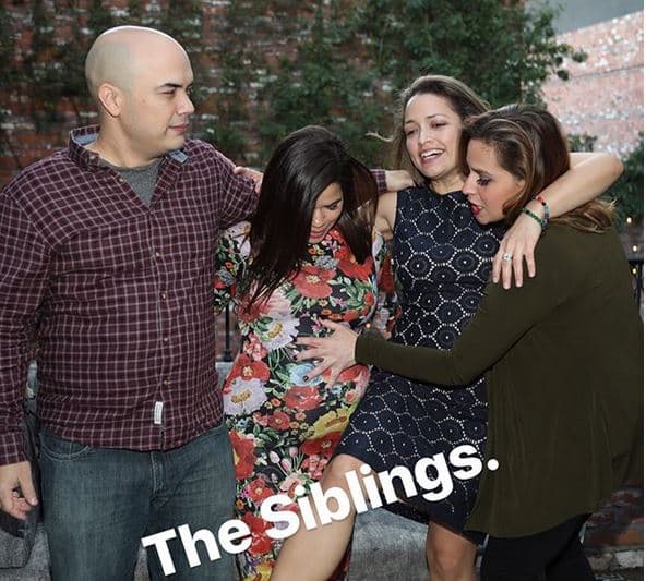 "Los hermanos": así compartió America esta imagen, en la que aparece con algunos de sus cinco hermanos. La actriz y directora, nacida en Los Ángeles, es la menor de los seis hijos que tuvieron sus padres hondureños América Griselda Ayes y Carlos Gregorio Ferrera.