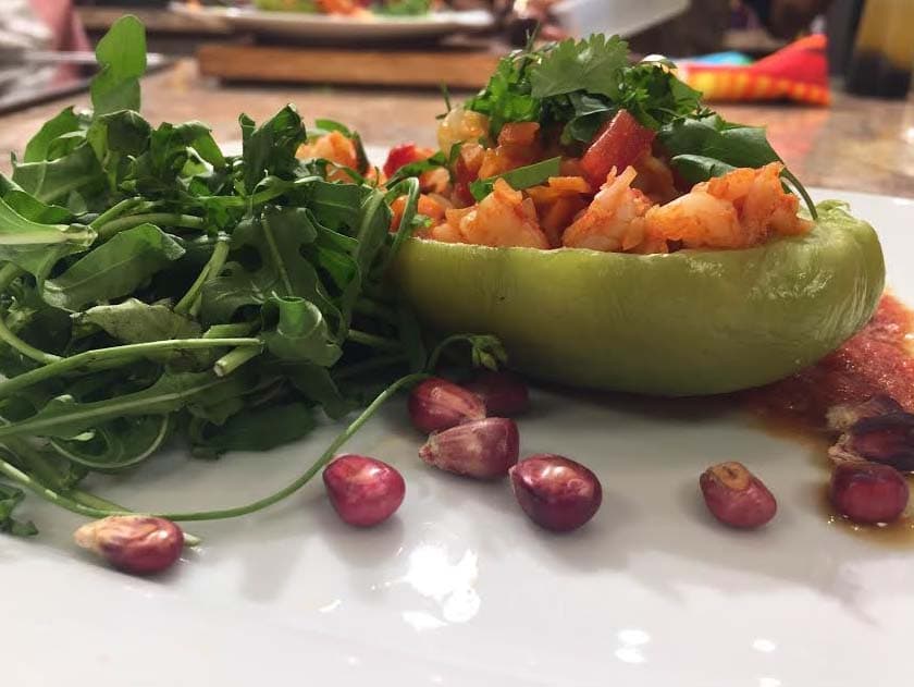 Lúcete con tu familia y cocínales unos chayotes rellenos de picadillo de camarón con salsa de jitomate y miel.