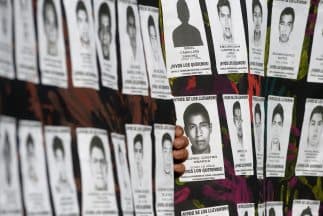 Pancartas con nombres y fotografías de los estudiantes desaparecidos de Ayotzinapa.