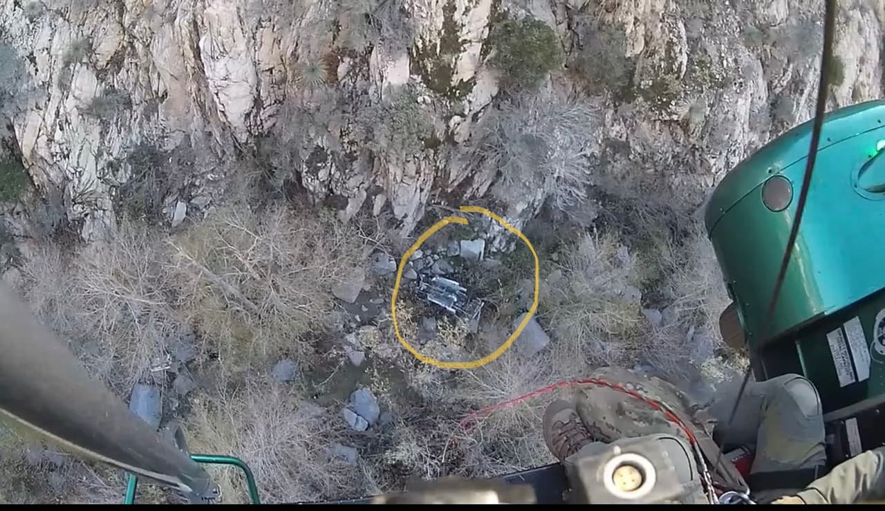 Una foto desde un helicóptero muestra el vehículo volcado en el fondo del cañón.
