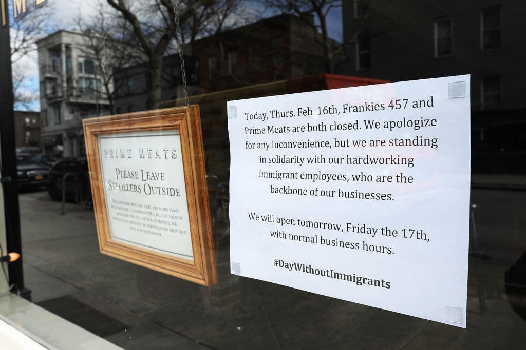 Un letrero en el restaurante Prime Meats, en Brooklyn, explica su solidaridad con el "Día sin inmigrantes".