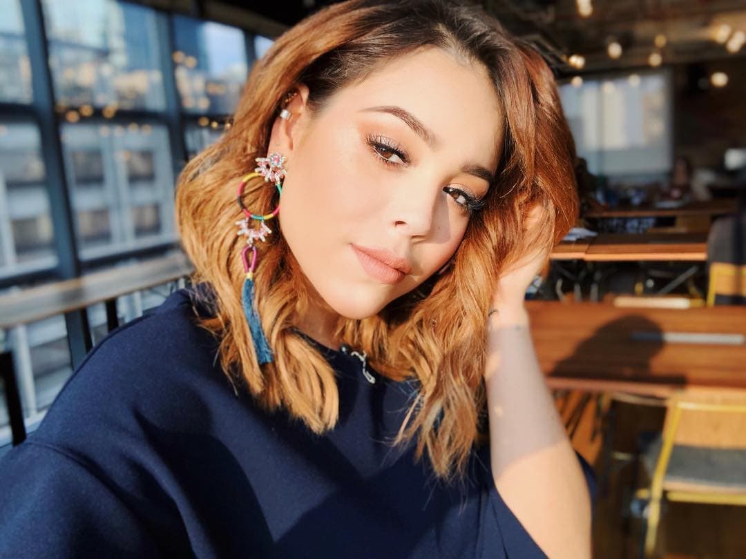 Así es como luce 
<b><a href="http://www.univision.com/temas/danna-paola">Danna</a></b> actualmente, con un perfil casi perfecto y un rostro más afilado que ha levantado sospechas de algunas posibles cirugías plásticas, aunque en toda ocasión ha negado haberse sometido a algún procedimiento quirúrgico para corregir sus facciones.