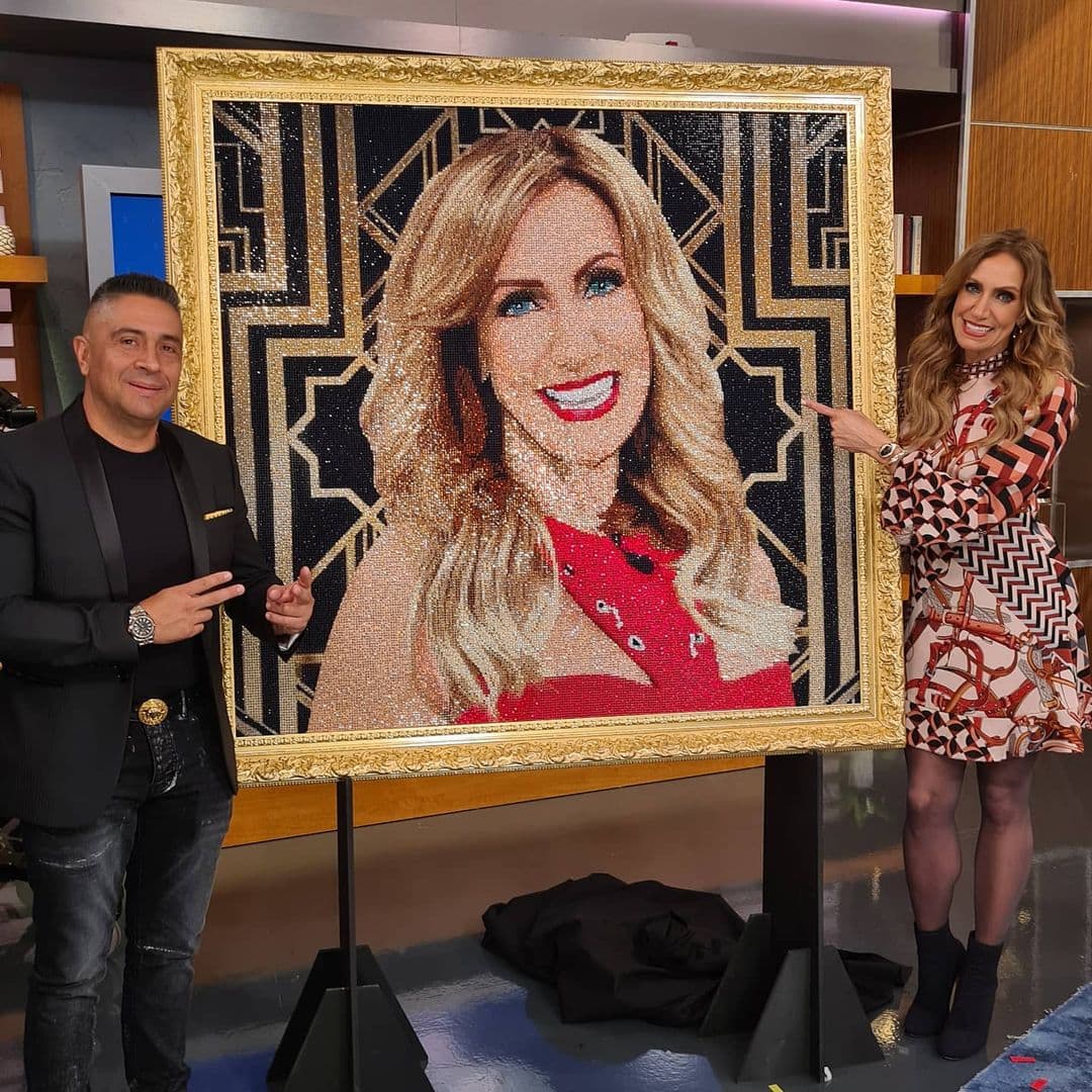 En aquel entonces,
<b>La Flaca</b> quedó gratamente sorprendida por el increíble trabajo de Mr. Bling, quien es famoso por crear retratos de celebridades como
<b> JLo, Natti Natasha, Daddy Yankee, Las Kardashian, </b>entre otros, utilizando cristales de Swarovski.