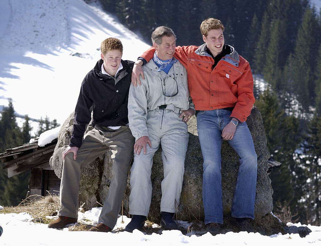 Tras la muerte de la princesa Diana en 1997, el príncipe Carlos hizo esfuerzos por mostrar una relación cercana con sus hijos, Guillermo y Harry. En esta imagen, aparecen durante unas vacaciones en el pueblo suizo de Klosters.
<br>