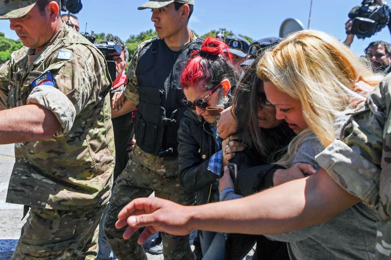 Al retirarse de la base naval, los familiares lloraban e iban decepcionados. El diario La Nación narra que desde los vehículos quienes salían gritaban "nos mintieron". Muchos esperaban que en cualquier momento fuera hallado el submarino, pero tras la noticia de que hubo una explosión hace ocho días se sintieron traicionados de haber esperado tanto tiempo para notificarles lo que pasaba. 
<b>"Son unos perversos"</b>, gritó Itatí Leguizamón. (Eitan Abramovich/AFP/Getty Images)