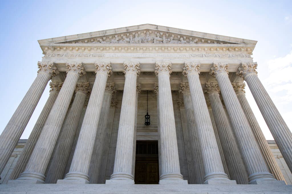 La Corte Suprema parece inclinada a permitir el aborto en caso de emergencias, según publicación accidental de fallo reportada por Bloomberg