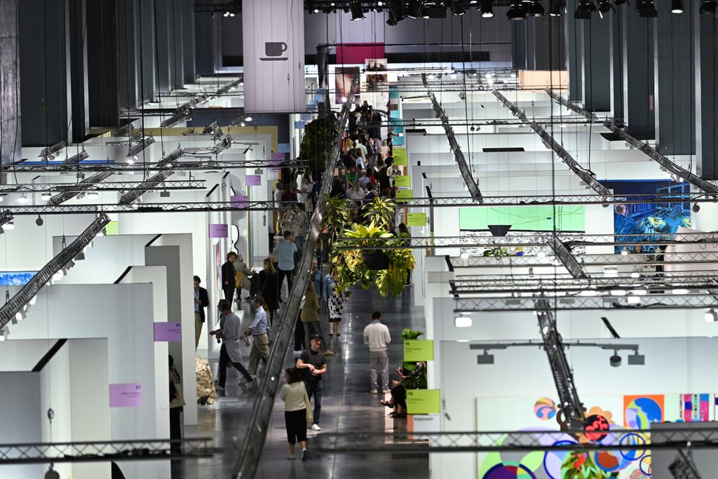 Obras inmersivas en Meridians transportan a los visitantes a paisajes imaginarios llenos de luz y color.