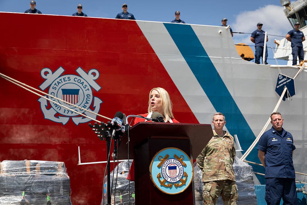 La fiscal general, Pam Bondi, durante una conferencia de prensa este miércoles 9 de abril en Port Everglades, Fort Lauderdale, donde anuncia la incautación de un cargamento de drogas valuado en $510 millones.