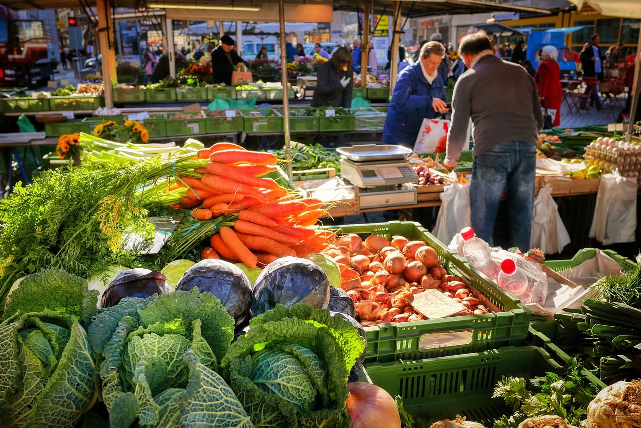 <b>Visita los mercados agrícolas locales.</b> Sácale provecho a la variedad agrícola del estado visitando uno de los muchos mercados de agricultores de Georgia.