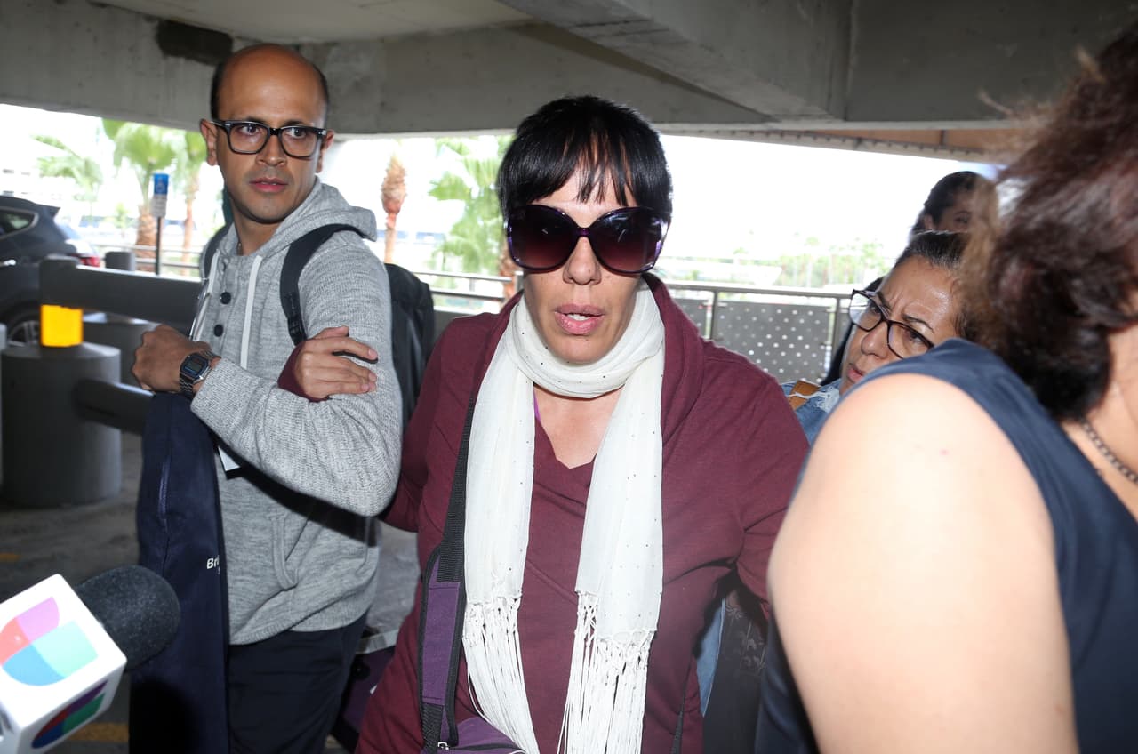 <b><a href="https://www.univision.com/shows/despierta-america/hija-de-jose-jose-afirma-que-hay-un-proceso-legal-para-saber-donde-esta-el-cantante-esto-no-ha-acabado-video">Marysol Sosa estaba tan abatida</a></b>, que, en un principio, dejó que fuese su hermano quien conversara con los reporteros que les esperaban.