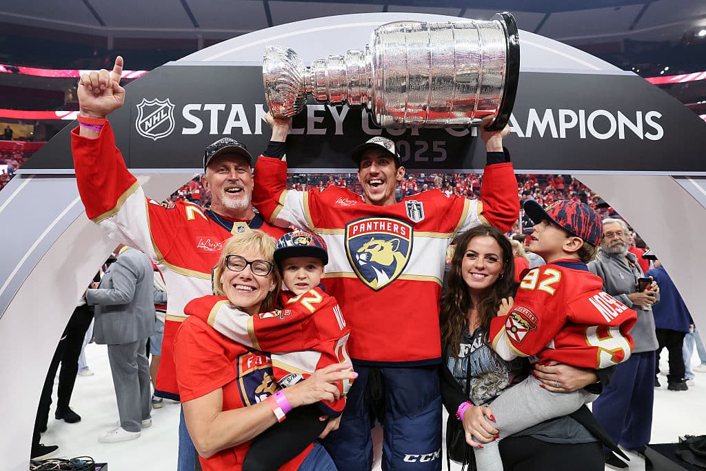El jugador Tomas Nosek celebra con su familia el triunfo de los Florida Panthers.