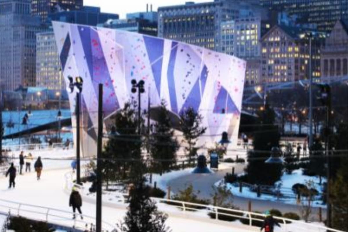 ⛸
<b>Maggie Daley Park</b>
<br>📍337 E. Randolph St.
<br>📆De lunes a domingo de 11:00 am a 10:00 pm
<br>📲Renta de patines tienen un costo
<br>✍️Más información (312) 552-3000