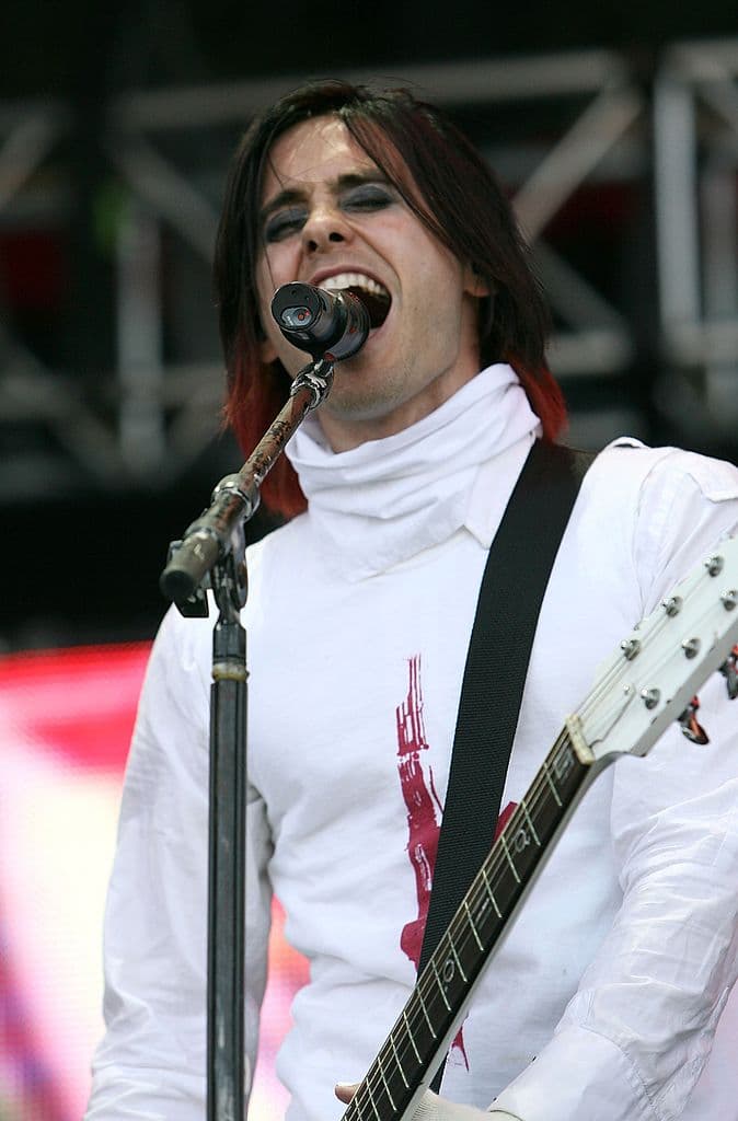 <b>Jared Leto</b>
<br>Inició su carrera en el entretenimiento con papeles secundarios en cine y televisión. En 1998, él y su hermano Shannon formaron la agrupación 30 Seconds to Mars.