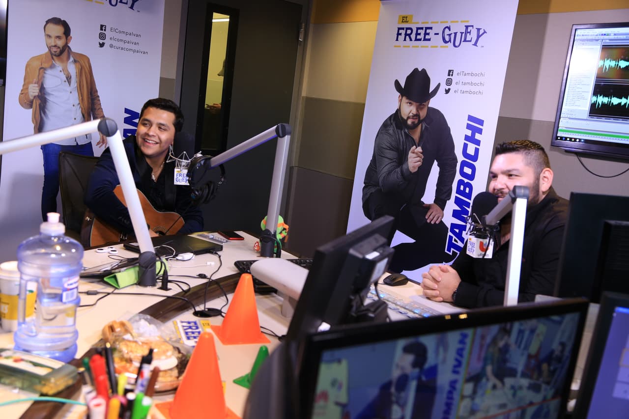 El cotorreo continuó y esta vez los luctores pusieron a prueba al jovén cantante.