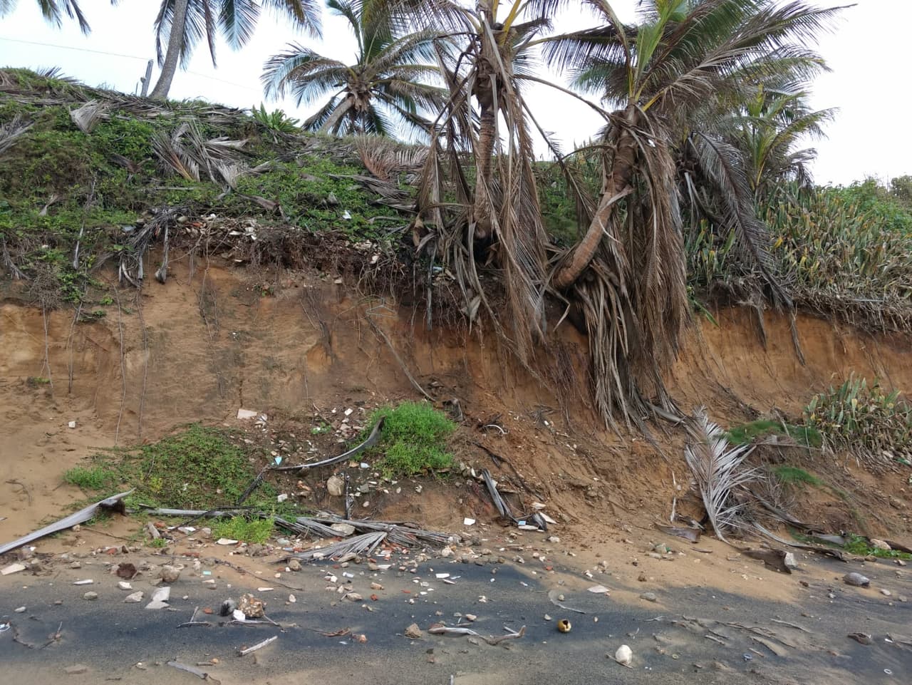 Los vecinos alegaron que en caso de un huracán se podrían quedar sin carreteras y algunos sin residencias.
