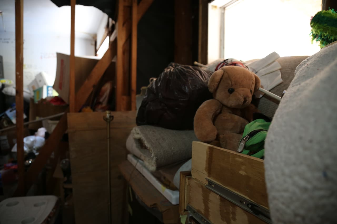 Las pertenencias que logró salvar de las inundaciones siguen amontonadas en el espacio destinado a la sala.
