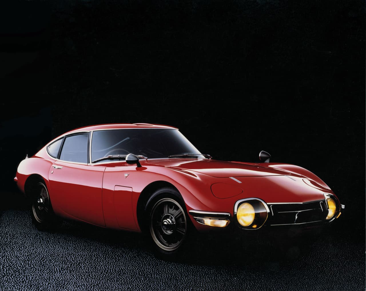 El Toyota 2000GT fue el producto de un esfuerzo conjunto entre Toyota y Yamaha. Este espectacular GT llegó a los Estados Unidos en 1967, vendiendo un gran total de 62 ejemplares entre ese año y 1970. A pesar de sus bajas ventas, el 2000GT demostró que Toyota era capaz de diseñar un auto atractivo y excitante. Un hermoso 2000GT convertible apareció en la película de James Bond 'You Only Live Twice', pero nunca fue vendido al público sin techo .