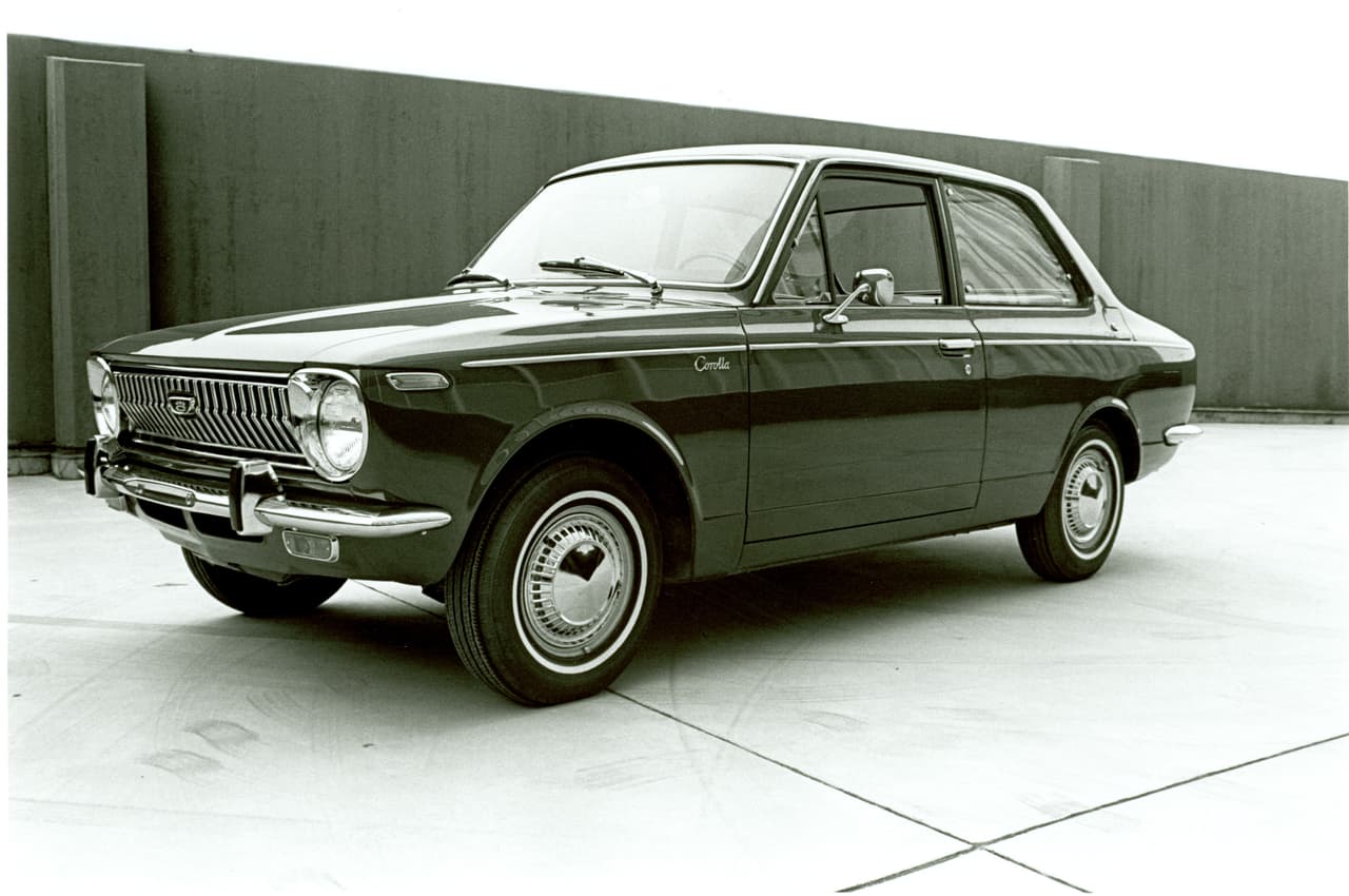 El Toyota Corolla llegó a la escena mundial en 1967 como un humilde auto económico fabricado por la entonces prácticamente desconocida firma japonesa. Hoy Corolla es el modelo más vendido en la historia del automóvil con presencia en los 5 continentes, así como la tarjeta de presentación de Toyota, el fabricante de automóviles número uno del mundo.