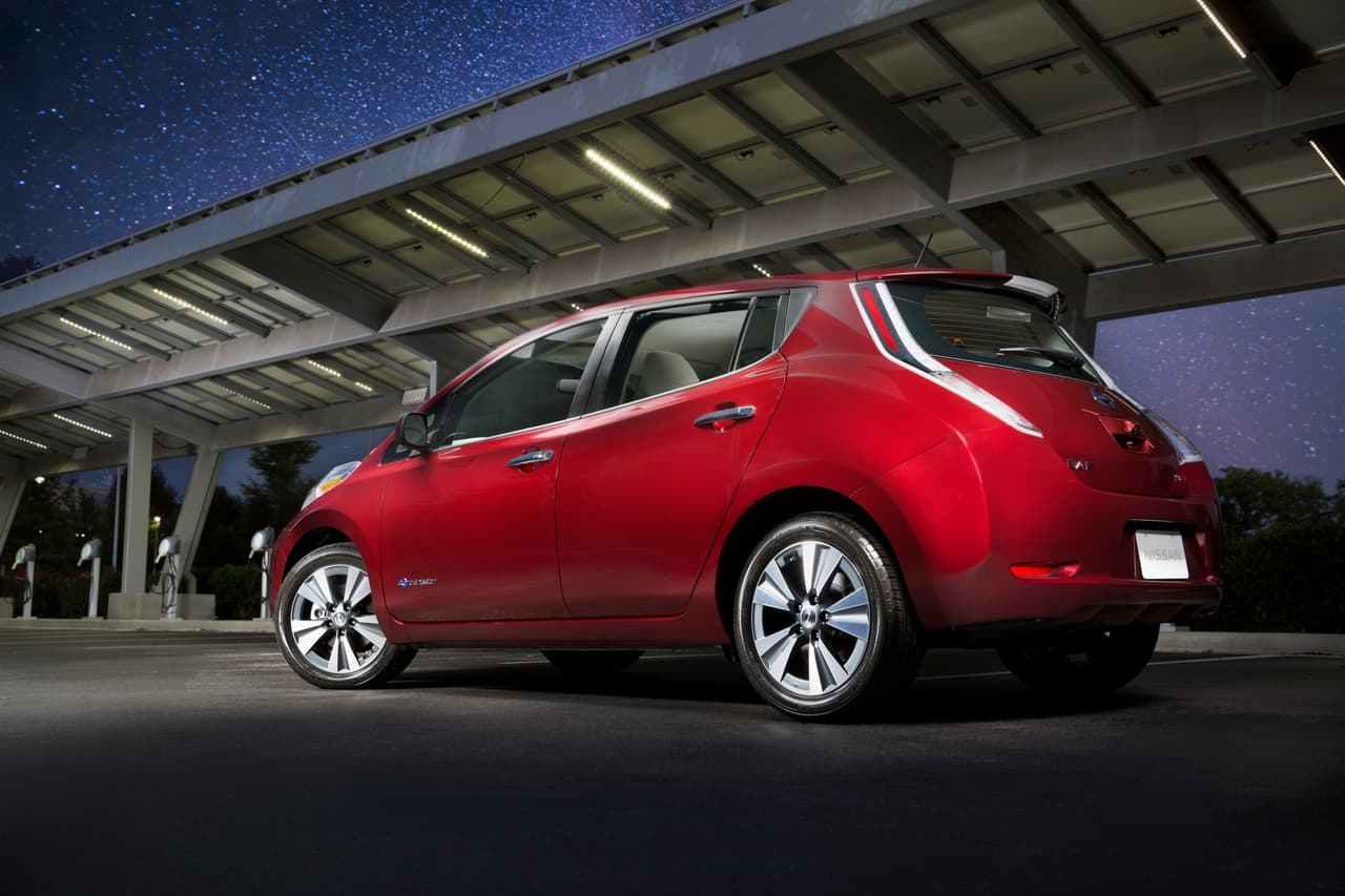 El Nissan Leaf, introducido a finales del 2010, no es el primer vehículo eléctrico vendido en los Estados Unidos pero si es el primero en tener éxito comercial. Súmenle puntos extras por recorrer 75 millas por carga y por servir a su público sin necesidad de utilizar un extensor de autonomía a gasolina.