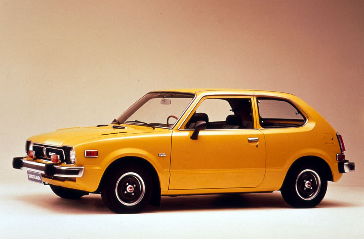 Si bien el Honda Civic había debutado en 1973, fue en 1975 cuando gracias a un innovador diseño de culata en su motor CVCC (Compound Vortex Combustion Chamber) que hacía innecesario los equipamiento para emisiones y permitía el uso de cualquier tipo de gasolina, que el éxito tocó a su puerta. Muchos acreditan al Civic CVCC coon haber asegurado el futuro de Honda en los Estados Unidos.