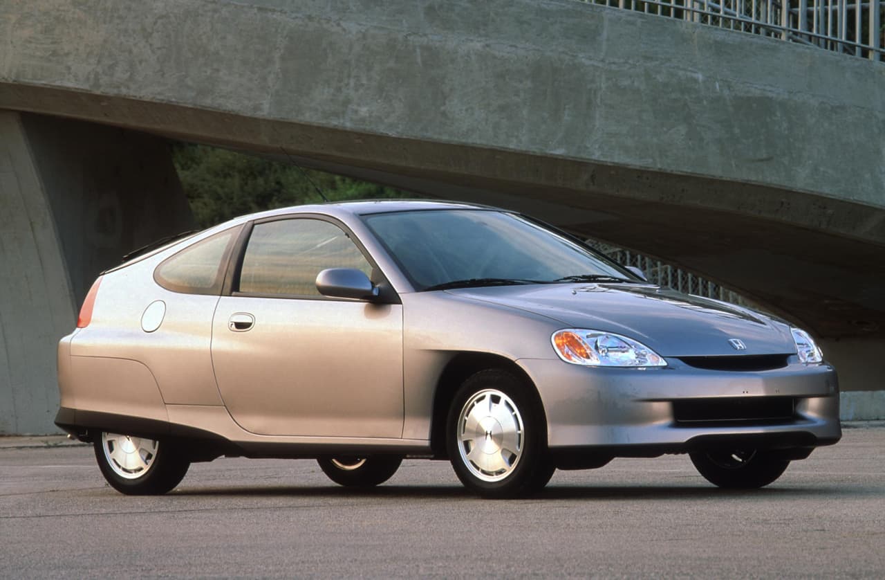 Lanzado al final de 1999 Honda Insight, sin haber sido un gran éxito en ventas, mantiene la distinción de haber sido el primer vehículo híbrido vendido en los Estados Unidos. Hoy, 16 años más tarde la primera generación del Insight sigue siendo el vehículo de gasolina más eficiente jamás probado por la EPA con consumo de 61 mpg en autopista y 53 mpg de consumo combinado.