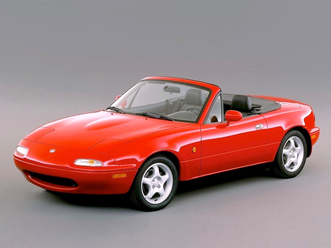 ¿Qué se puede decir del Mazda MX-5 Miata que no hayas ya leído? El Miata original introducido al mercado en 1989 fue una brillante reinvención del roadster deportivo ingles que contaba con un nivel de confiabilidad e impecables modales de manejo con los que los viejos convertibles britanicos no podían ni soñar. Hoy 26 años más tarde, el Mazda MX-5 Miata sigue siendo un roadster con un manejo ejemplar.