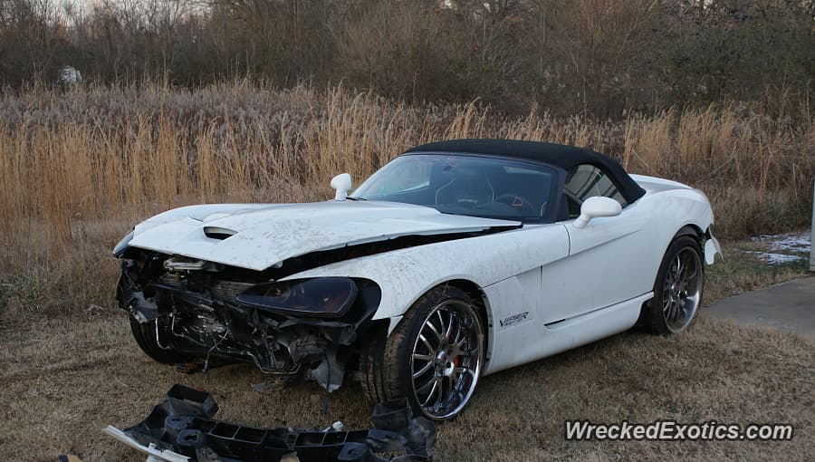 <b>Dodge Viper </b>
<br>Imagina que sales un día de casa y al regresar descubres que tu padre tomó las llaves de tu Dodge Viper, sí, ese casi nuevo, equipado con rines de 20 pulgadas, interiores en piel y finos acabados, y lo único que logró fue meterlo en una gran zanja. ¿Será que su padre se vengó de alguna travesura que algún día su hijo hizo?
<br>