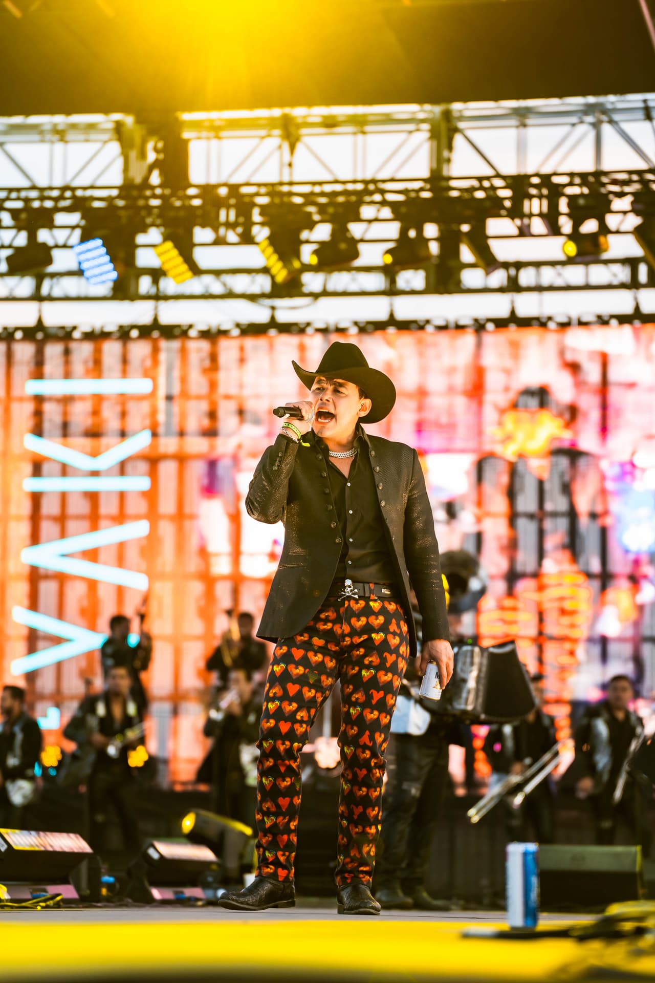 El Yaki demostró estar muy enamorado pues vestía un pantalón lleno de corazones.