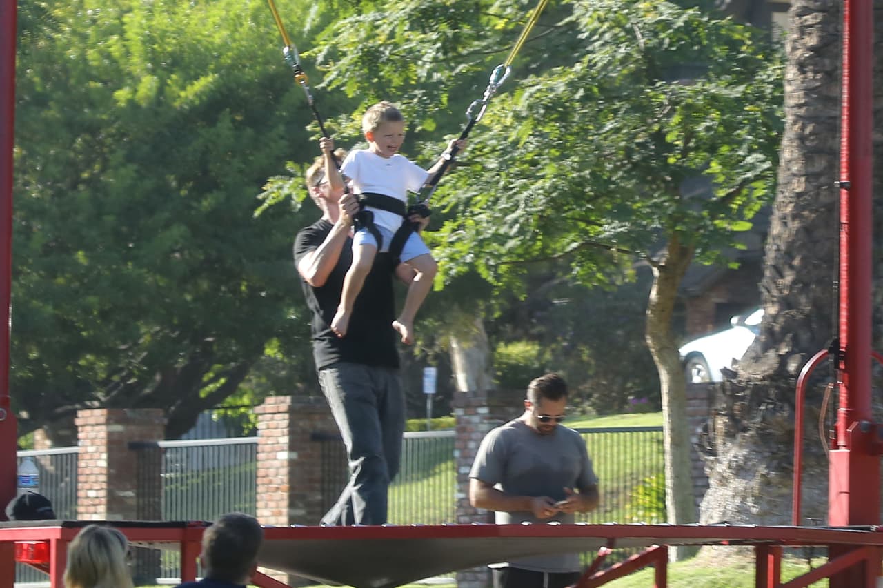 Sus hijos se divirtieron en una cama elástica.
<br>