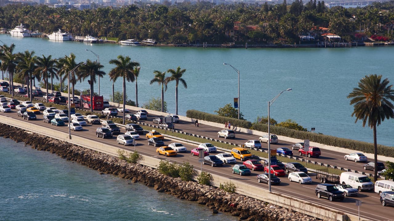 <h3 class="cms-H3-H3">8. Miami, FL</h3>
<br>Viaje promedio:
<b>33 minutos</b>
<br>Número de pasajeros:
<b>213,556</b>
<br>Hasta media hora:
<b>41%</b>
<br>Hasta una hora:
<b>96%</b>
<br>Más de una hora:
<b>4%</b>