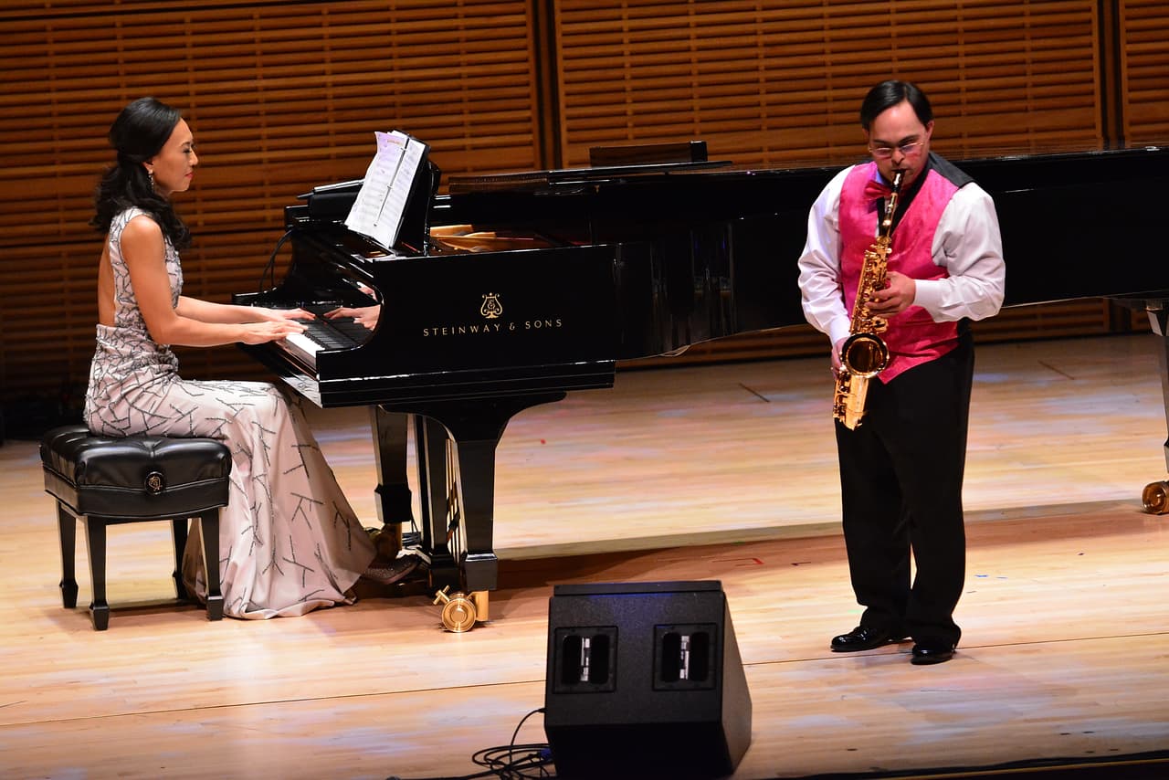 <a href="http://www.sujeet.com/" target="_blank">Sujeet Desai</a> es un músico de nacionalidad estadounidense que nació con Down, algo que no le impidió graduarse en estudios musicales
<b>y aprender a tocar siete instrumentos</b>. Desai viaja por todo el mundo para inspirar con sus interpretaciones musicales. En la imagen, en un concierto en el Carnegie Hall, en Nueva York, en 2015.