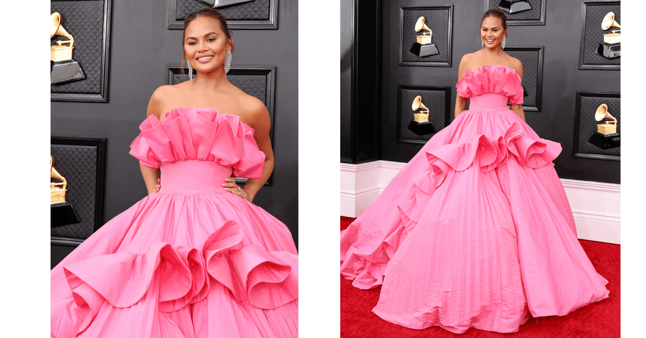 Chrissy Teigen en los Grammy 2022