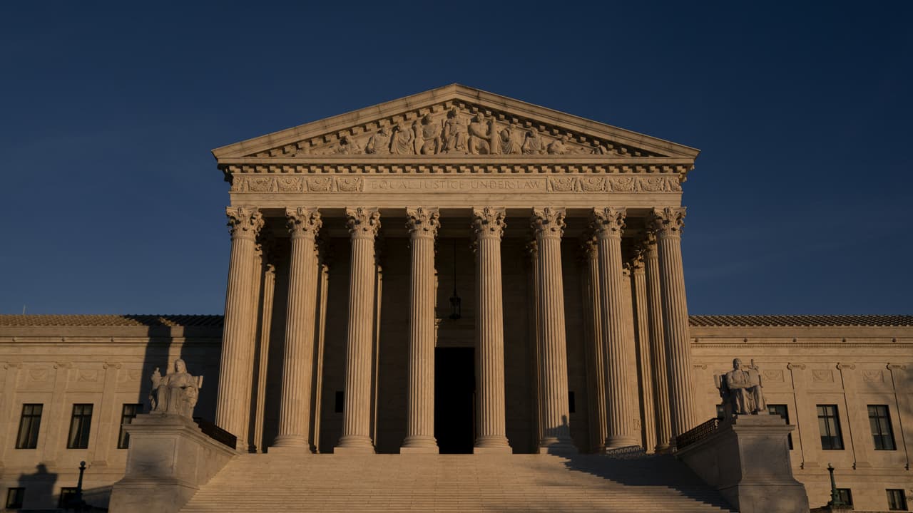 <b>Las razones de la Corte Suprema para negar la demanda de Texas que buscaba revertir los resultados electorales: </b>El viernes, el máximo tribunal dejó claro que Texas carecía de base legal para presentar este caso, que buscaba invalidar la victoria de Joe Biden en los estados de Georgia, Michigan, Pennsylvania y Wisconsin, los cuales otorgan en total 62 votos electorales. La decisión supono un duro revés para Trump, quien en este intento esperaba recibir apoyo por parte de los jueces que forman la mayoría conservadora.